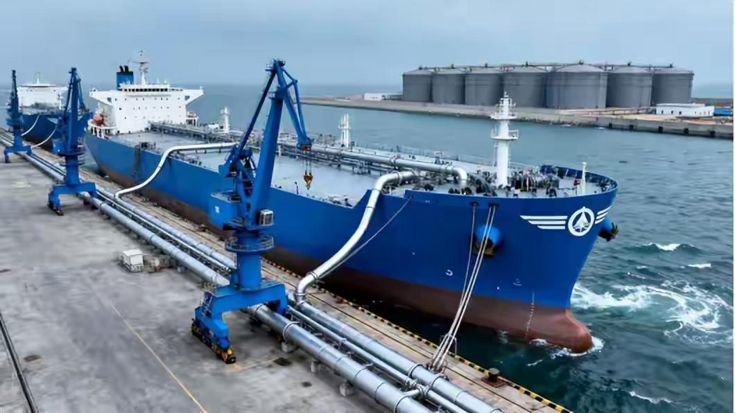 中国6月原油进口暴跌41%，经济却稳得很。这波操作，让握着石油定价权的人彻底坐不