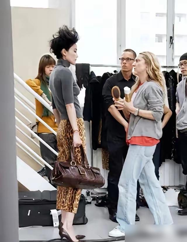 57岁王菲刚出的赫莲娜广告，眼神比20岁模特还扎人！你肯定刷到过！
2004年