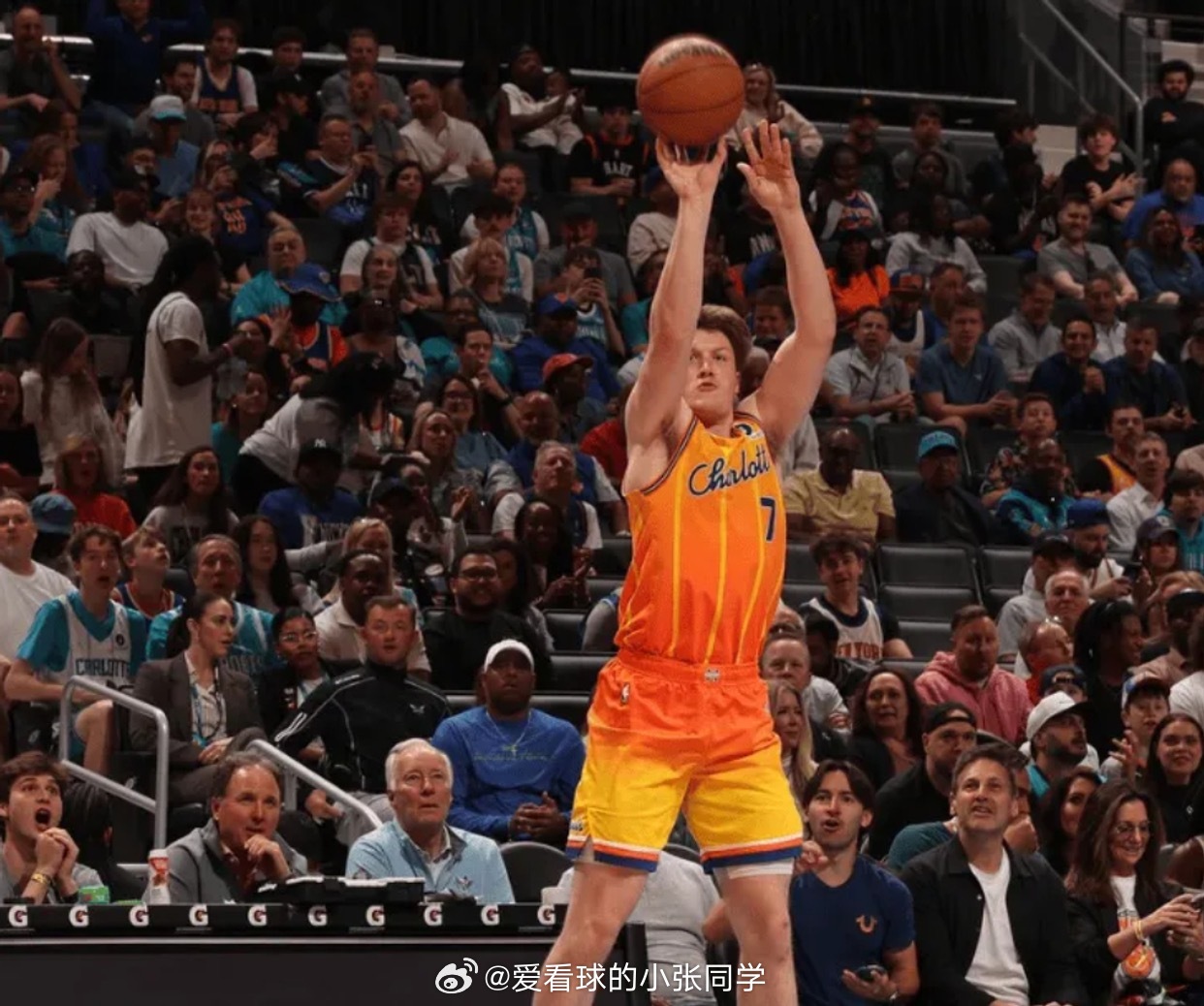 克尼普尔 有望成为历史首位荣膺赛季三分王的新秀今天NBA常规赛黄蜂主场对阵尼克斯