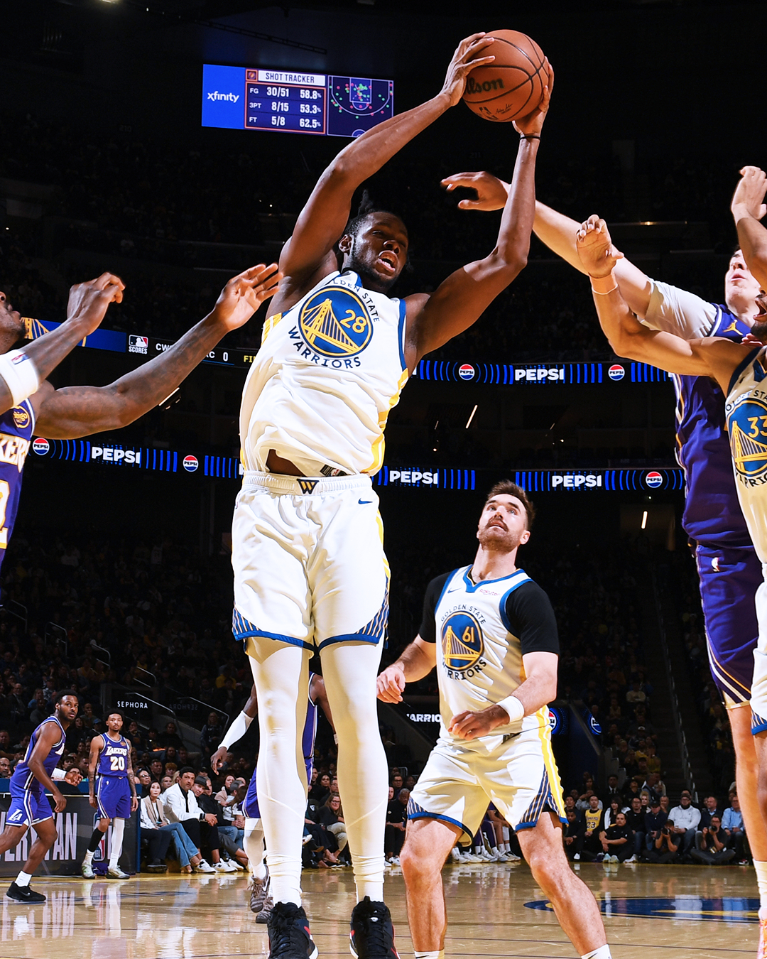 巴锡13篮板，12分，2盖帽，1助攻。 湖人vs勇士