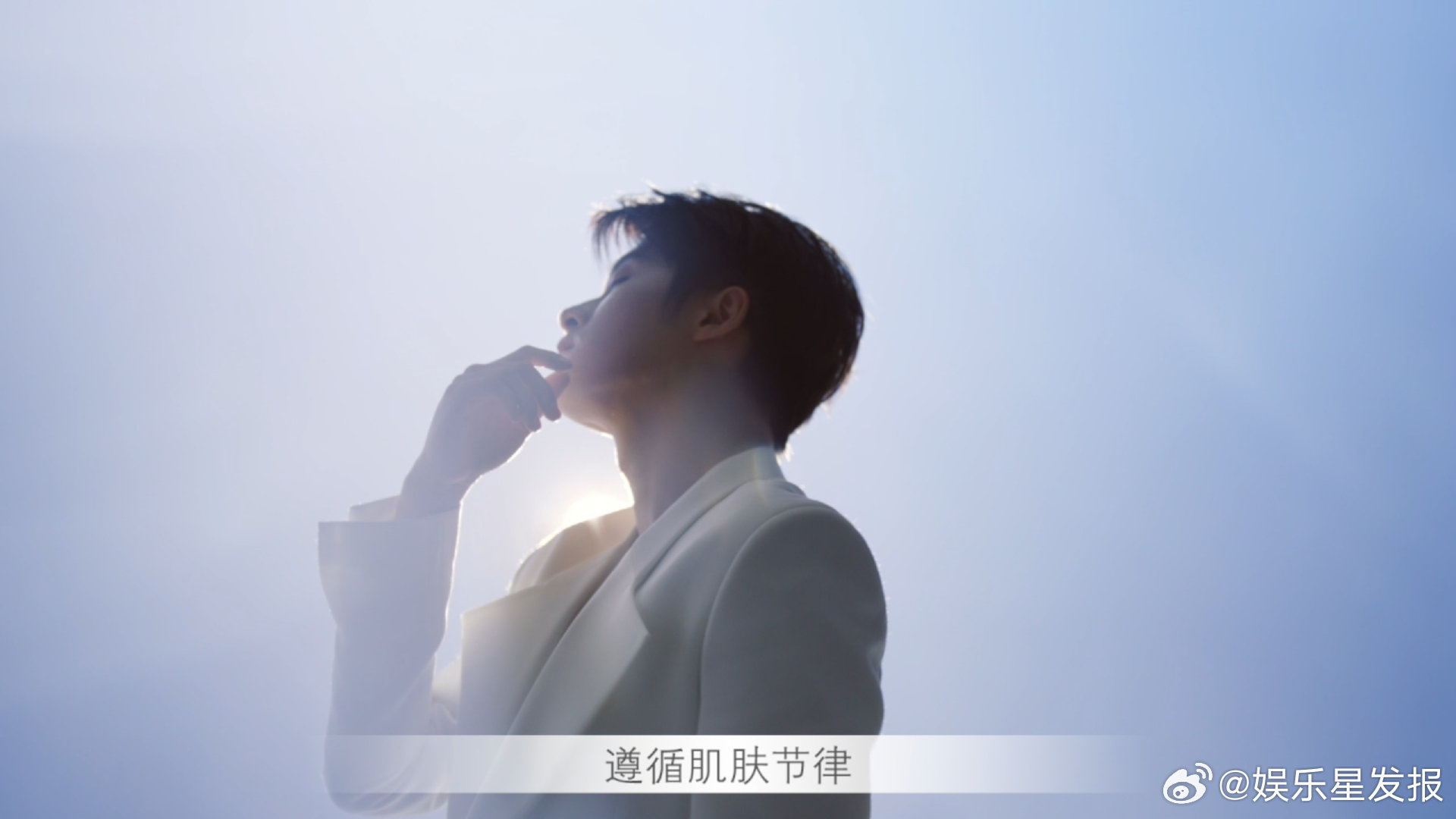 CPB檀健次 檀健次新短片的光影设计好戳人！白色光束如同温柔的笔触，描摹出他紧致