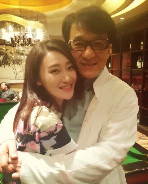 成龙没有微信，发了个短信约林鹏吃饭，十天后，林鹏回复了他的短信……

网友：应该