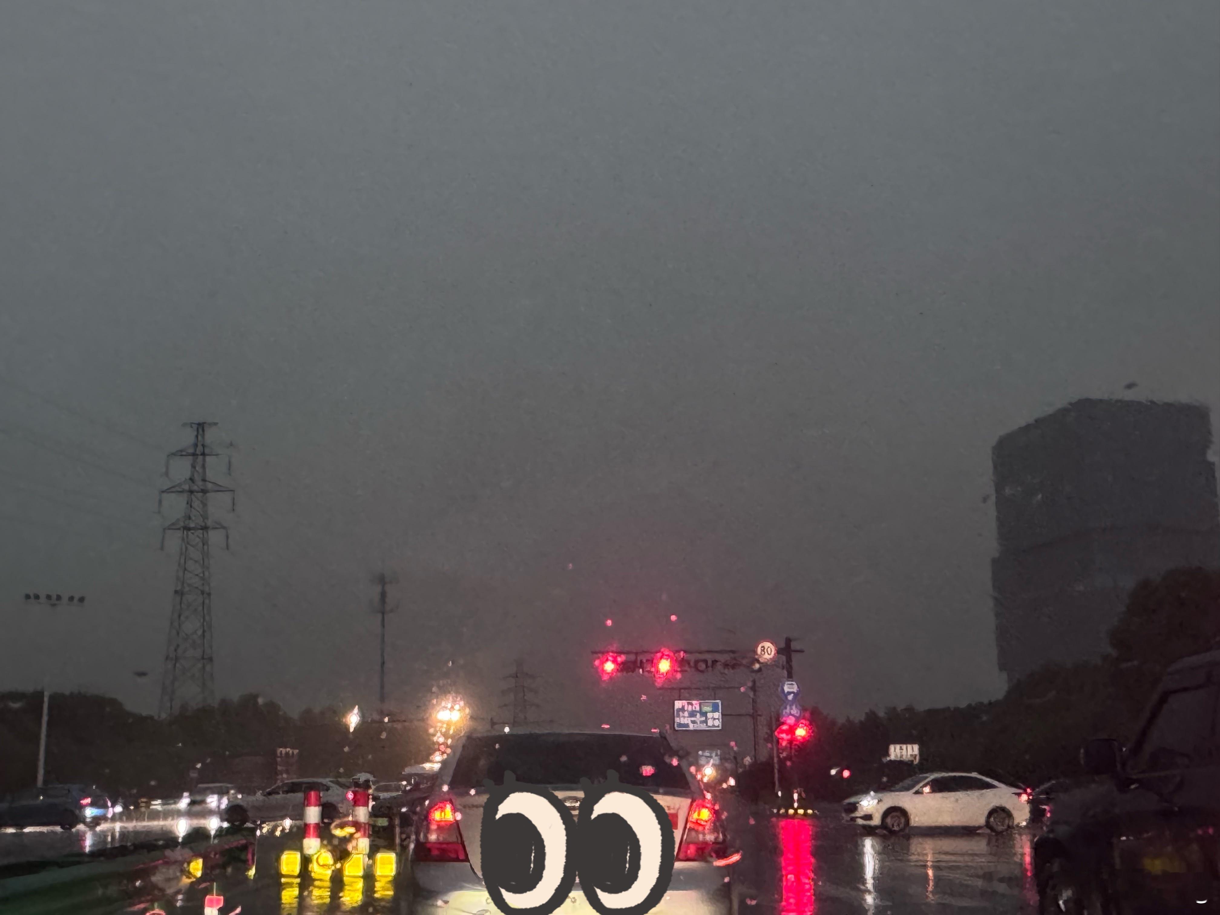plog日记 下午五点的天🌧️ 黑漆漆一片 好压抑 