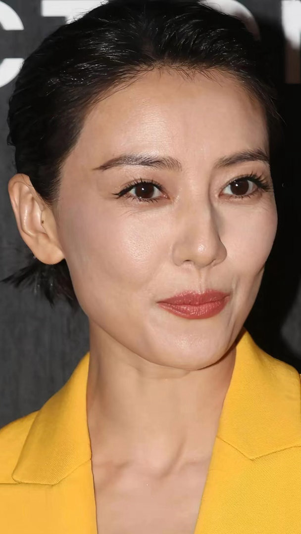 高清镜头捕捉氛围感穿搭，高圆圆颜值状态绝佳，近距离特写质感满分，穿搭简约大气，眉