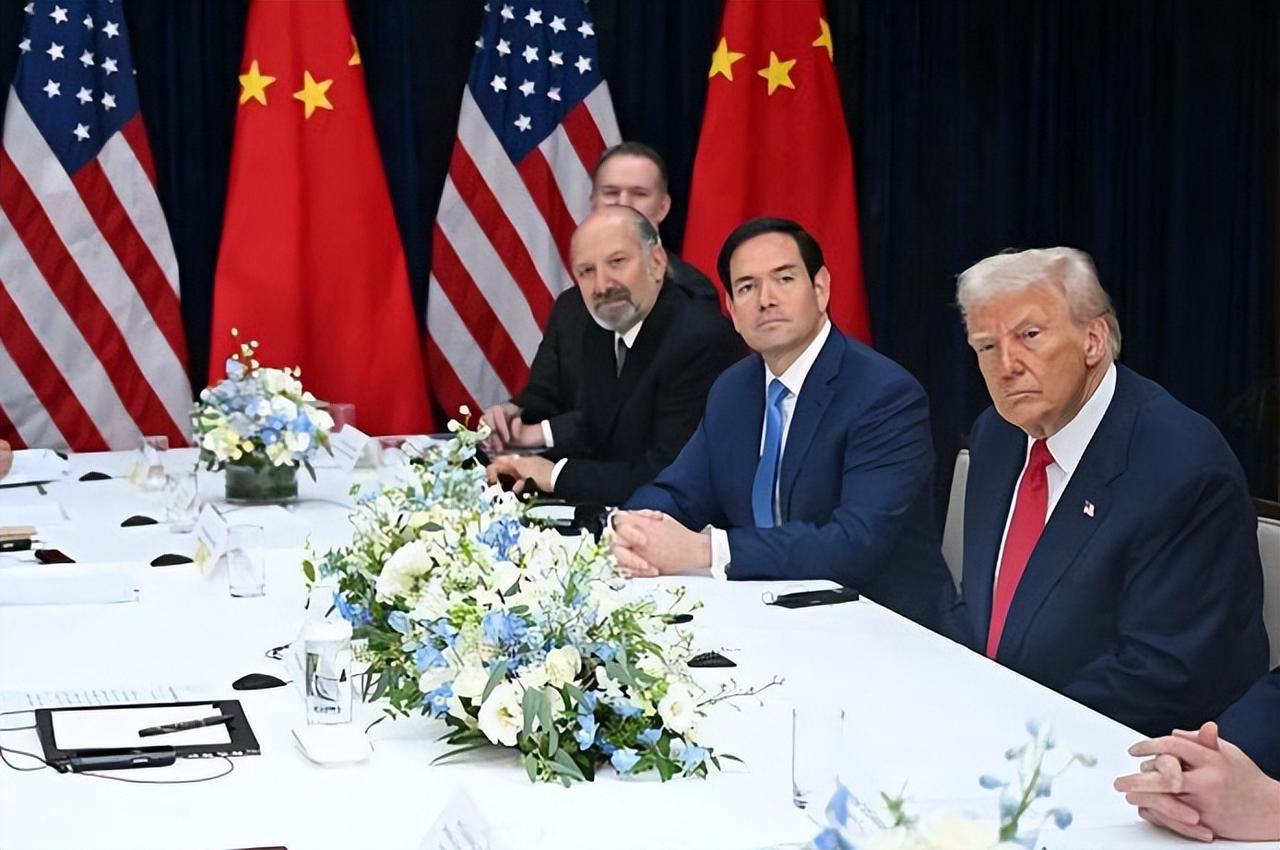 公开场合。
美国财长说错话了吗？

他称美国是中国的盟友！
这话确实有点意外。