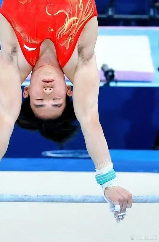 所以单杠不是他的强项呀#原来张博恒是四根手指抓杠##张博恒骨折的小拇指还没恢复#
