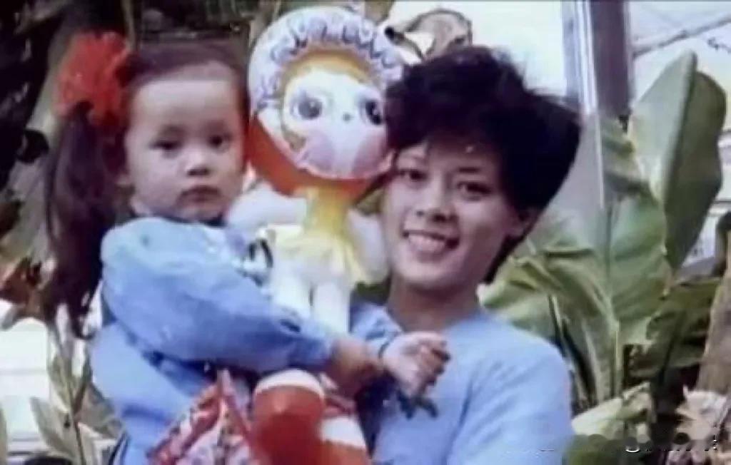 孙俪和妈妈长得太像了，妈妈的脸型比孙俪还好看。孙俪的脸型有点儿中性，妈妈是瓜子脸