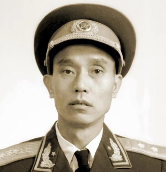 1947年，一名解放军师长，大腿根部受伤住院。这时，一19岁女护士来到他的病房，