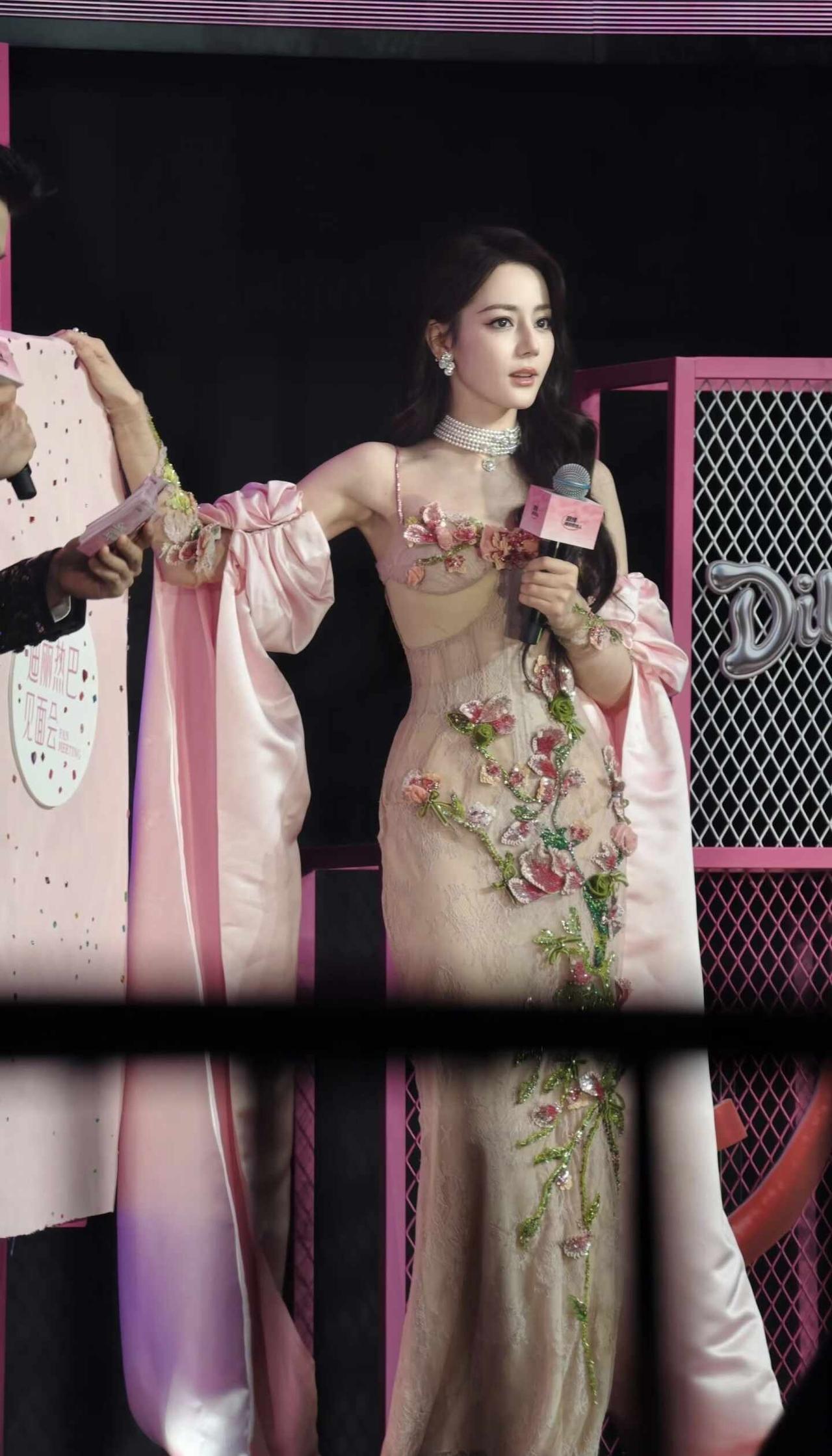 姐姐你美……迪丽热巴 迪丽热巴见面会 迪丽热巴爱丽丝 微博IN钻石中心