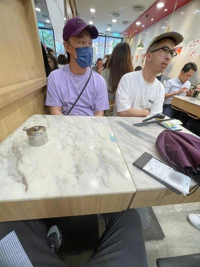 #和陈奕迅拼桌吃饭# 网友：“这家一定很好吃，陈奕迅都要拼桌[doge]！”也有