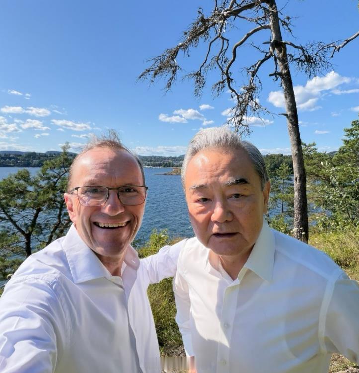 挪威外交大臣艾德专门发了和王毅部长的合照王外长老了很多 啊 