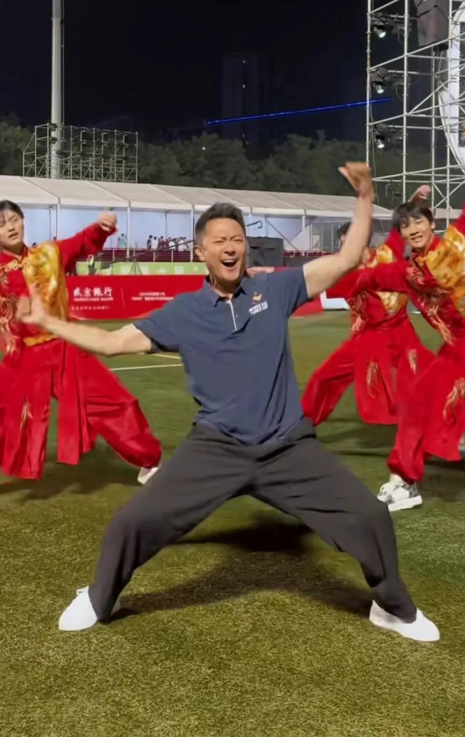 印小天不是学过舞蹈吗？怎么一跳舞就这一个姿势呢？天天在社交媒体蹦跶，演戏还能让人