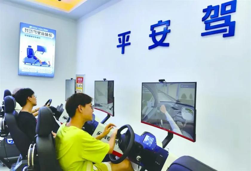 以前学车啥场面？

高考完、大学暑假，驾校门口排长队，学费五六千照抢不误，晚报名