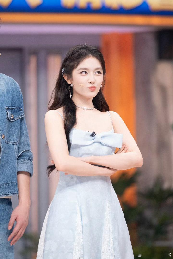 李兰迪蝴蝶结蓝裙李兰迪hi6美成啥样了谁被李兰迪这套造型惊艳到！蝴蝶结点缀蓝色长
