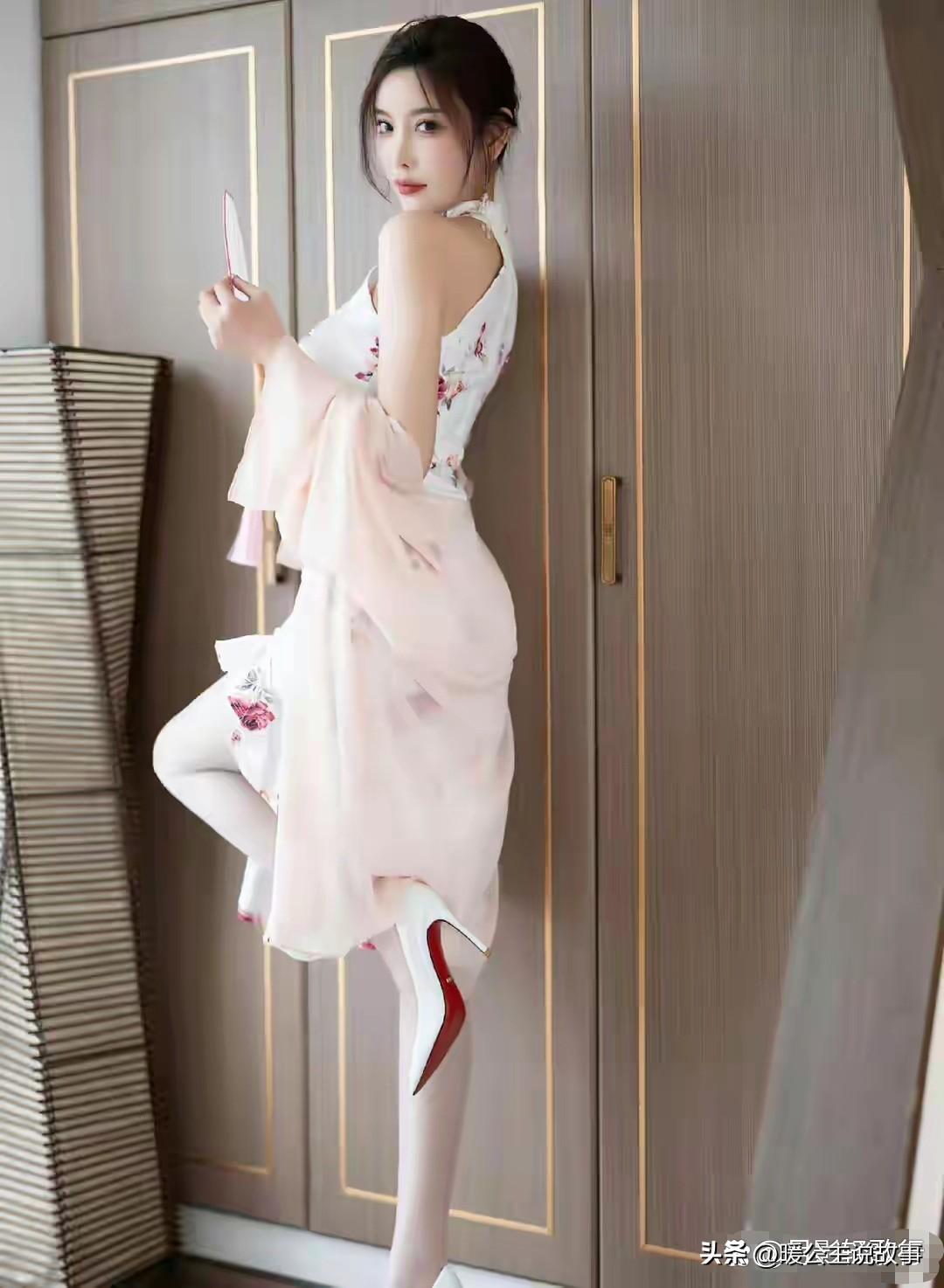 杨晨晨旗袍外衫造型刷屏热传，层次搭配如画卷叠影勾勒身段，全网疯存高清原图，这身搭