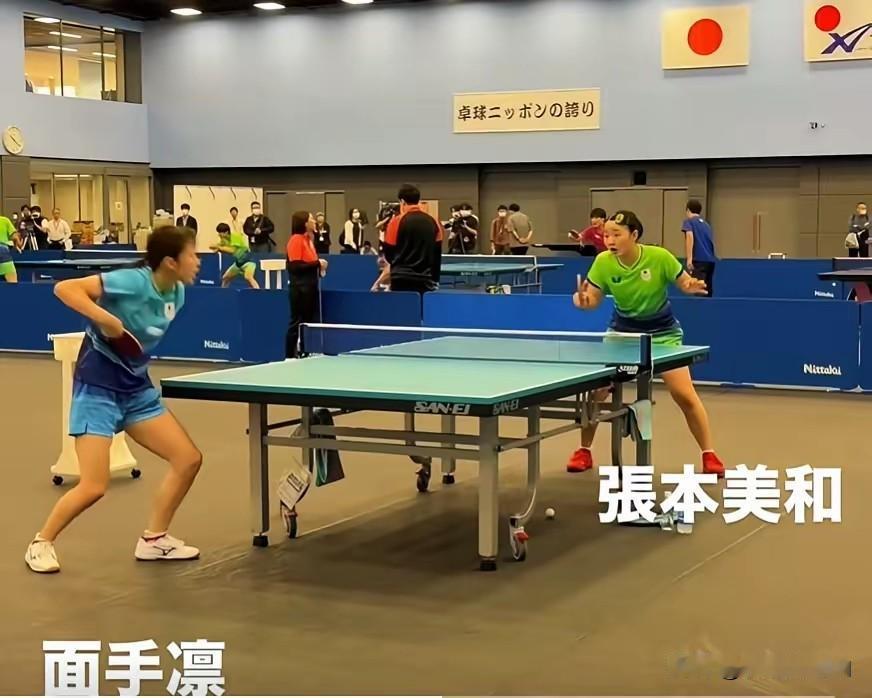 孙颖莎一定要注意！张本美和亚运会封训曝光，面手凛正在模拟莎莎的勾手发球，而张本美