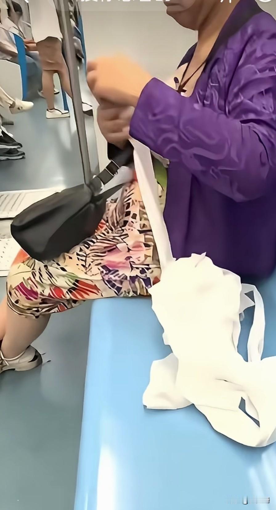 大妈在地铁上卷卷纸大家应该明白是咋回事儿了吧？人都活老了也不知道给自己的儿女争个