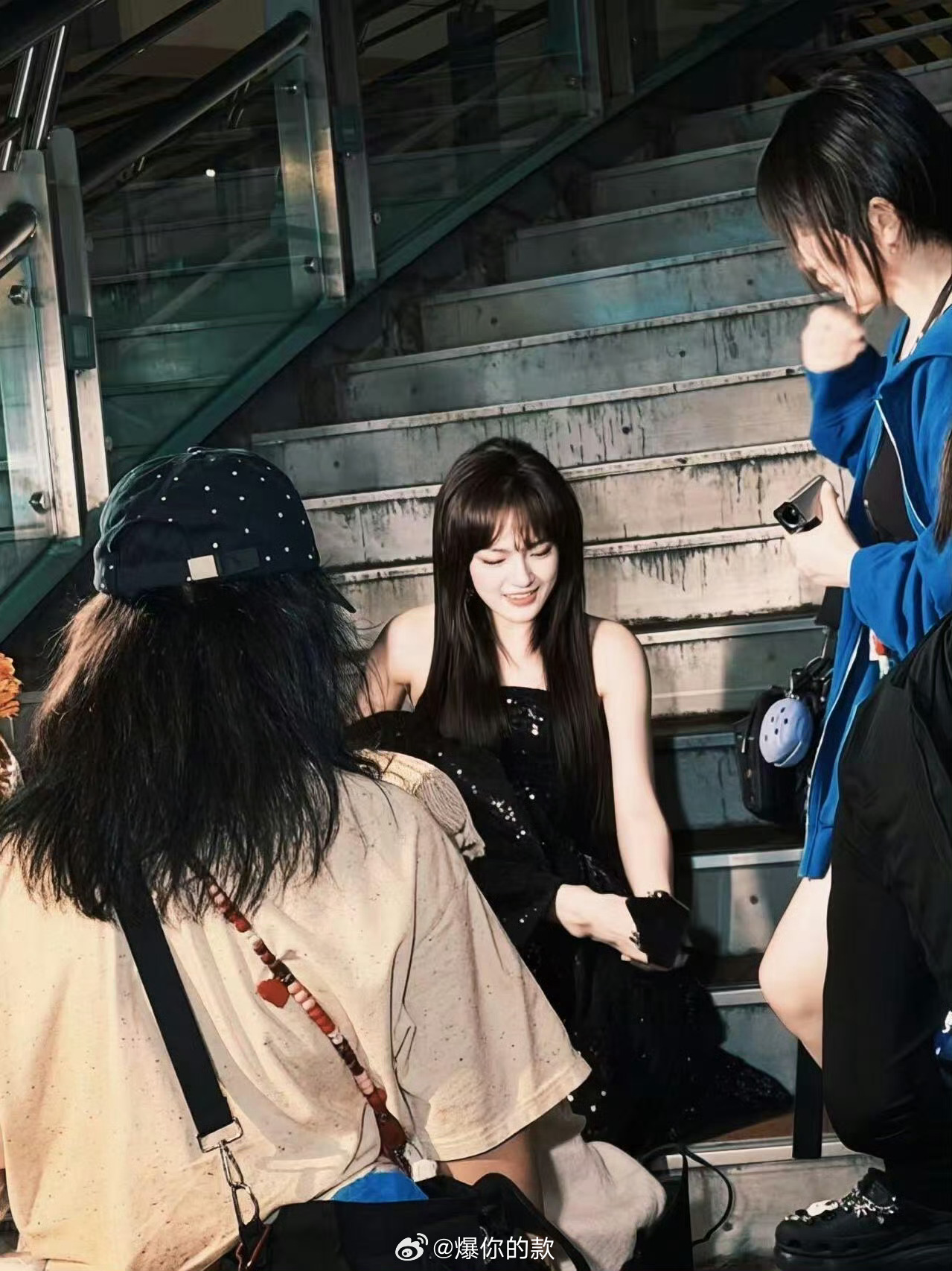 能不能让我偶遇6月的文淇路人镜头下的文淇红毯上是清冷神女，路透里是邻家少年。文淇