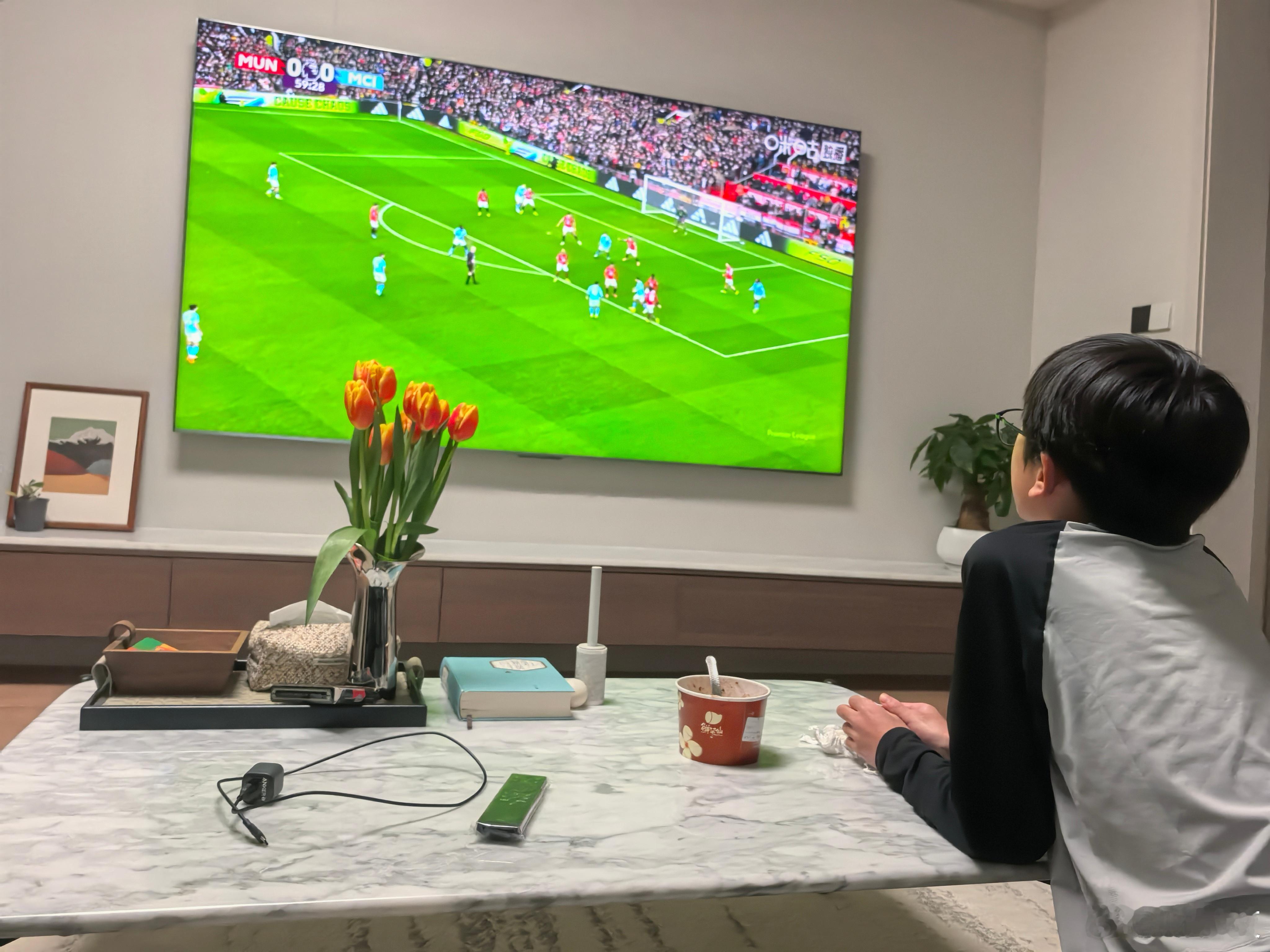 快要期末考试的曼城球迷，这会专心致志的看着曼联vs曼城。原资深曼联（贝克汉姆）女