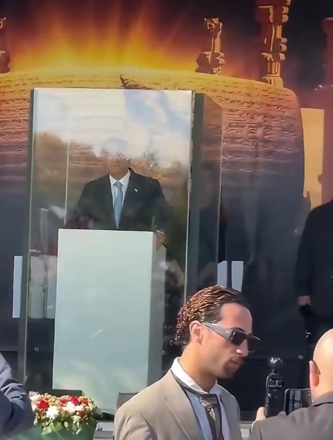 有样学样！
号称“流亡王子”的伊朗“巴列维王朝”末代皇储礼萨·巴列维跑到德国演讲