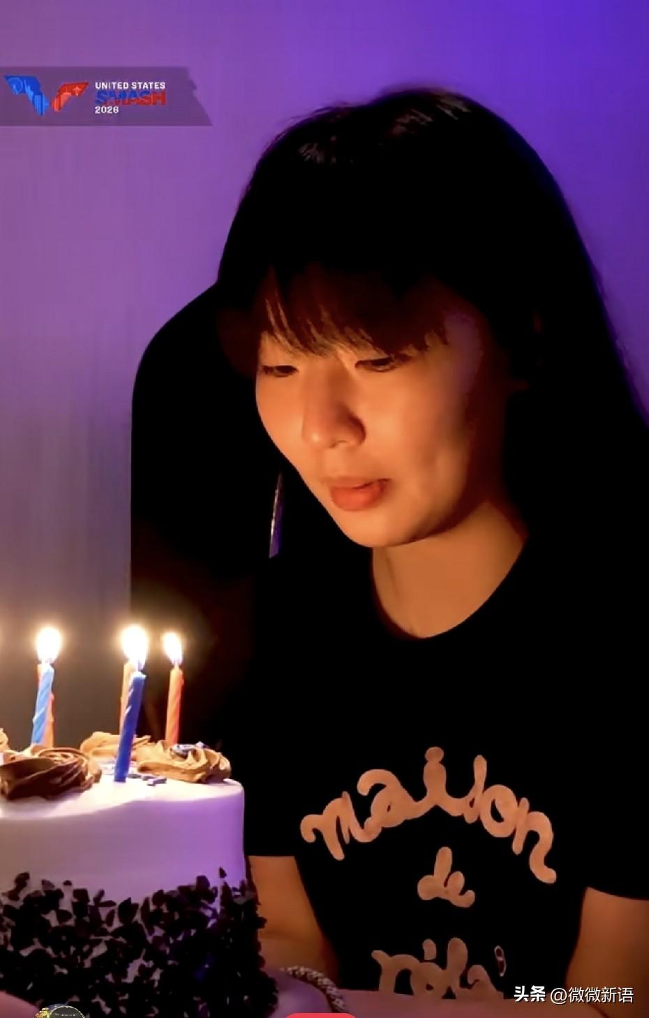 张本美和为哥哥庆生。
今天的美国大满贯欢迎晚宴上，张本美和拿着生日蛋糕、唱着生日