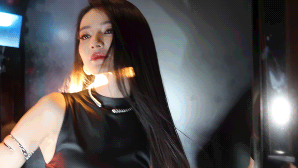 代斯公主抱谢娜被切镜头代斯镜头被切代斯一把抱起娜姐那刻我直接尖叫，这姐力气也太大