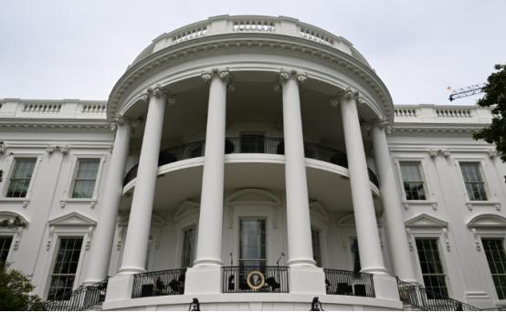 4月20号白宫官宣，劳工部长洛丽·查韦斯-德雷默撂挑子不干了，转头就去私企上班，