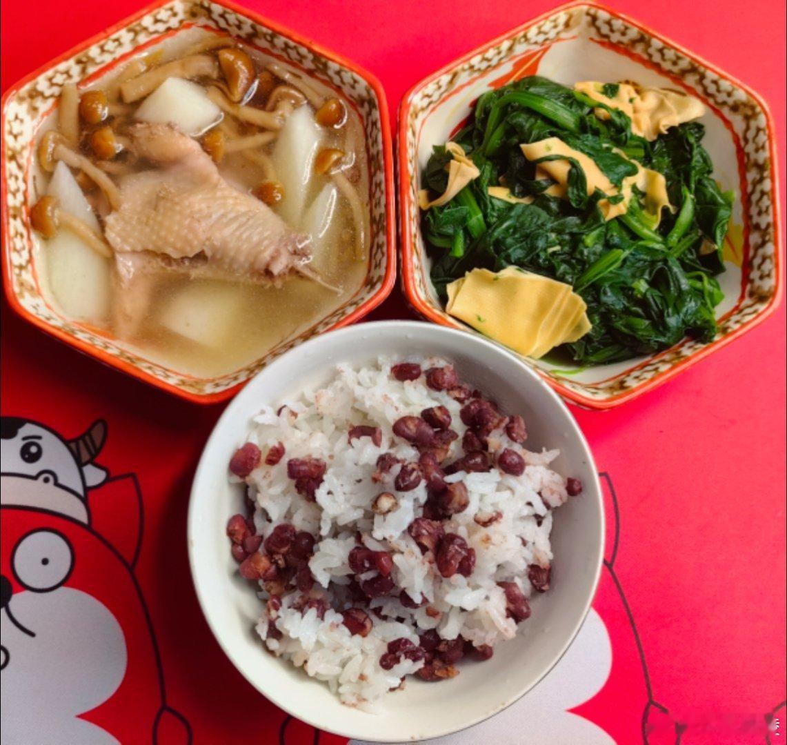 #这个问题吃什么# 午餐：红豆米饭，鸡汤山药滑子菇，鸡汤煮菠菜豆皮。碗里是这回买