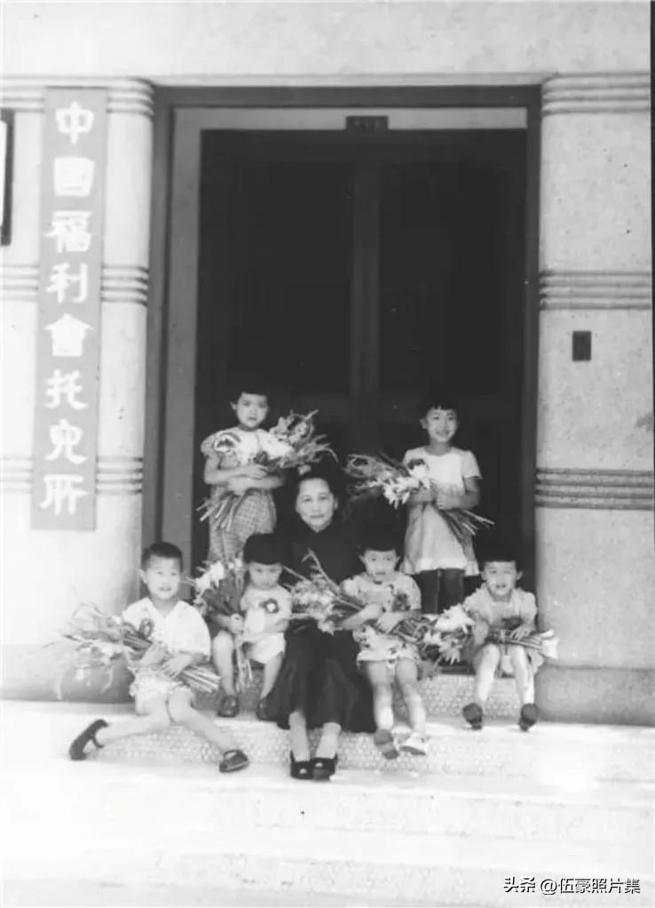 1953年，宋庆龄和中国福利会托儿所的孩子们在一起的合影。新中国刚刚成立，百废待