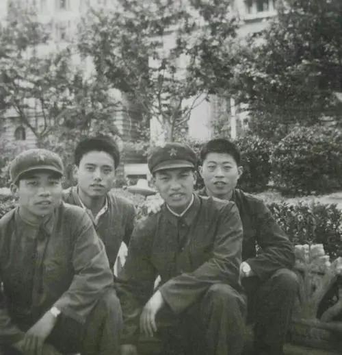 1984年3月，开国少将孔俊彪回到宁化。在县招待所，孔俊彪对时任县武装部政委的周