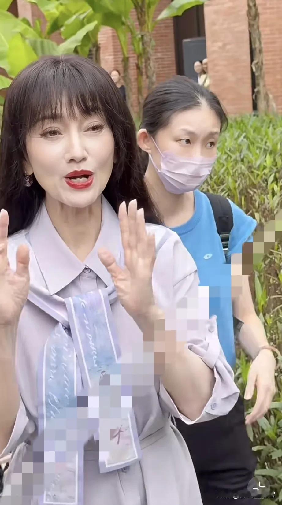 7月26日，赵雅芝在景德镇拍杂志写真。

程程今年72岁了，一个真正的老人了，这