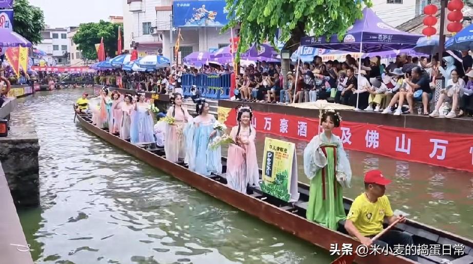不必远赴江南！佛山叠滘水乡邂逅一船汉服佳人
 
人人都向往江南画舫，没想到在佛山