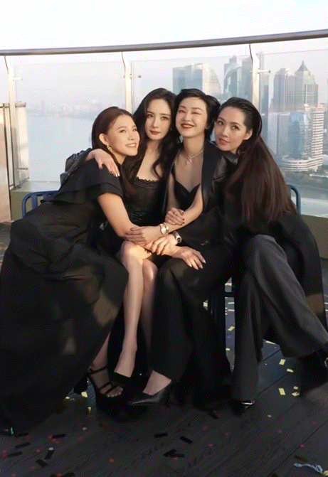 杨幂 今天我们相聚在这里  姐几个可太欢乐了[哇] 
