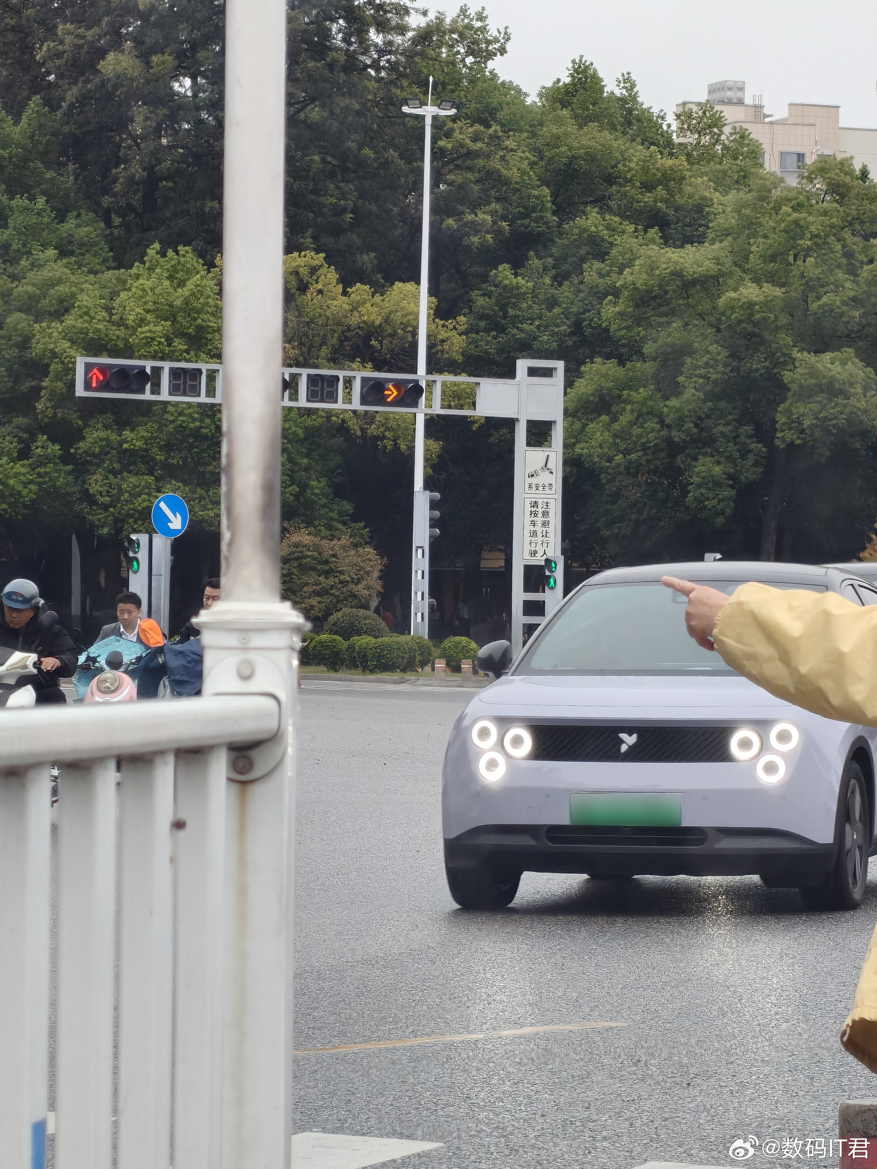 萤火虫这大灯辨识度是真高啊，老远就能看见一对iPhone摄像头模组。[笑而不语]