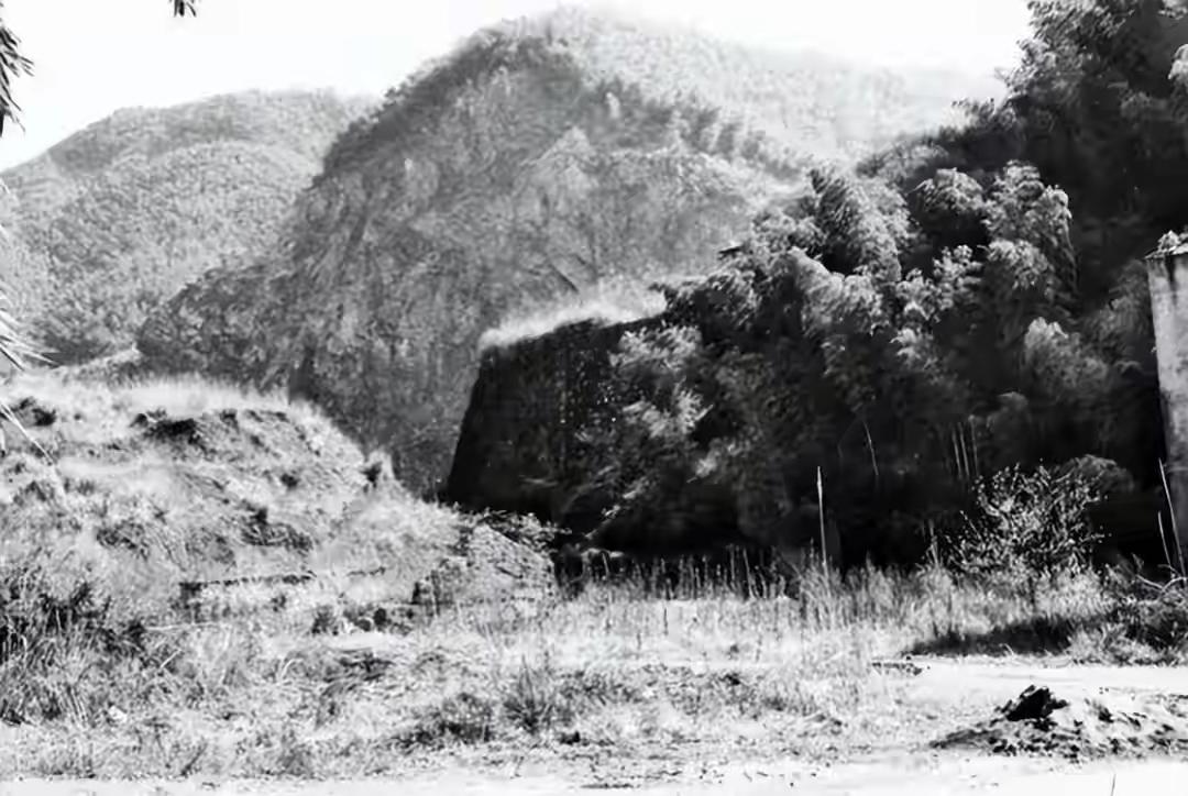 警卫员胡长保：掩护毛主席牺牲后葬在荒山55年，主席为他盖被…
 
1935年的长