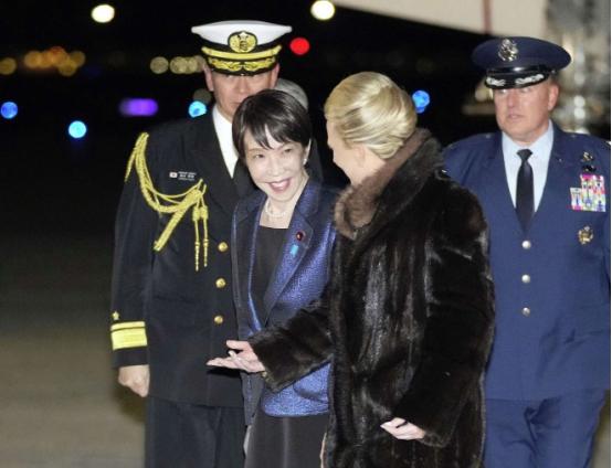 美国人让日本在台海做好战备，必要时对中国先下手为强？
 
日本首相高市早苗启程访