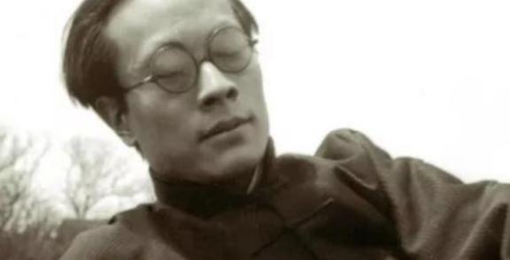 1955年，陆小曼回到家听到一阵女人的叫声，她贴着门缝往里看，一丝不挂的翁端午正