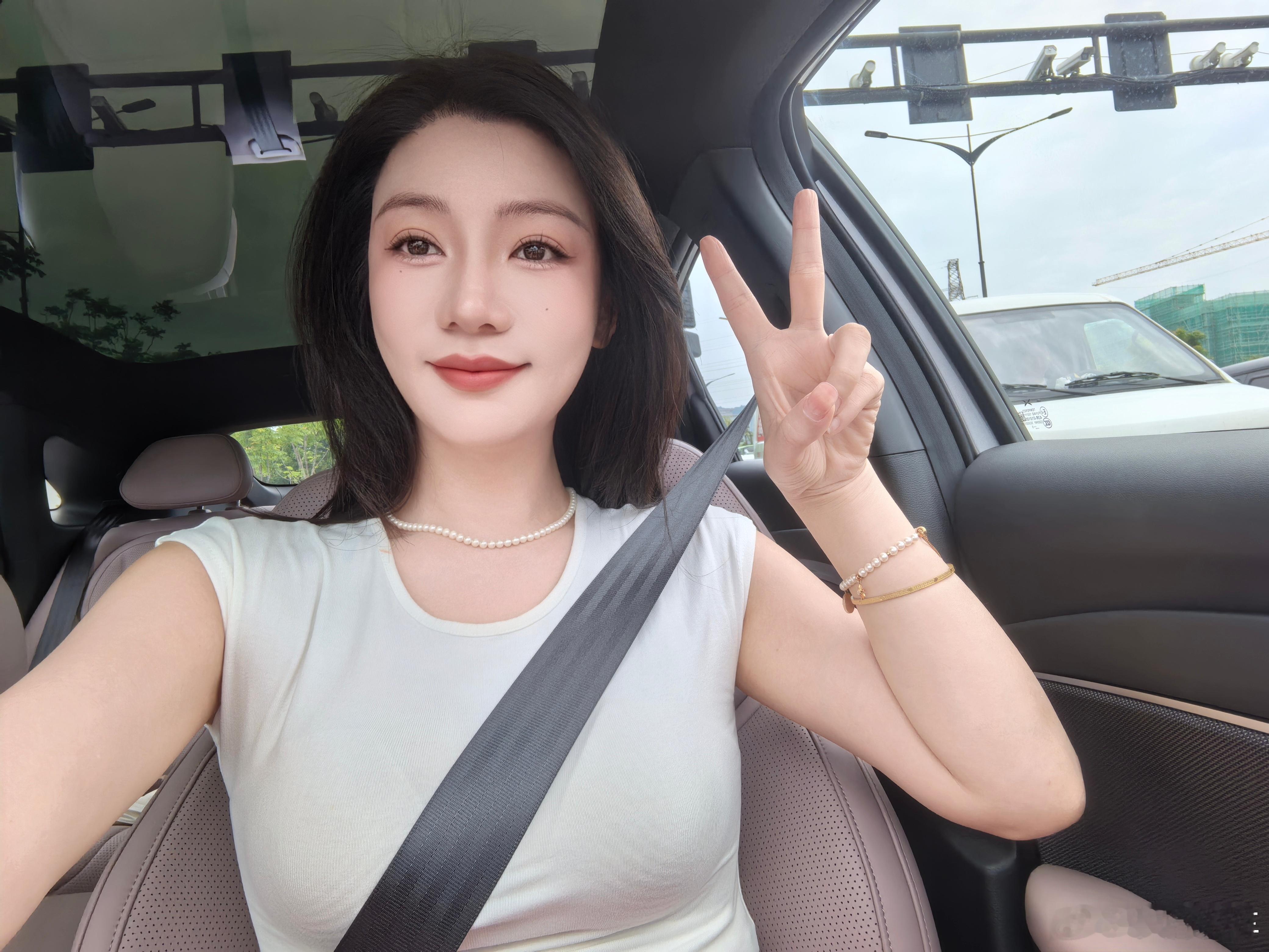 早啊，起床了今天带着公司的小伙伴去千岛湖摸鱼[哈哈] ​​​