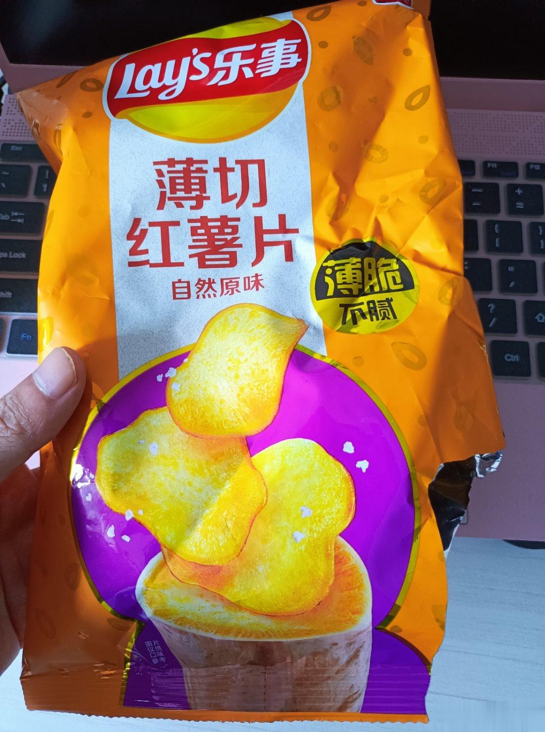 #这届年轻人是懂零食的#  在办公室摸鱼，我喜欢用乐事薄切红薯片来进行零食社交。