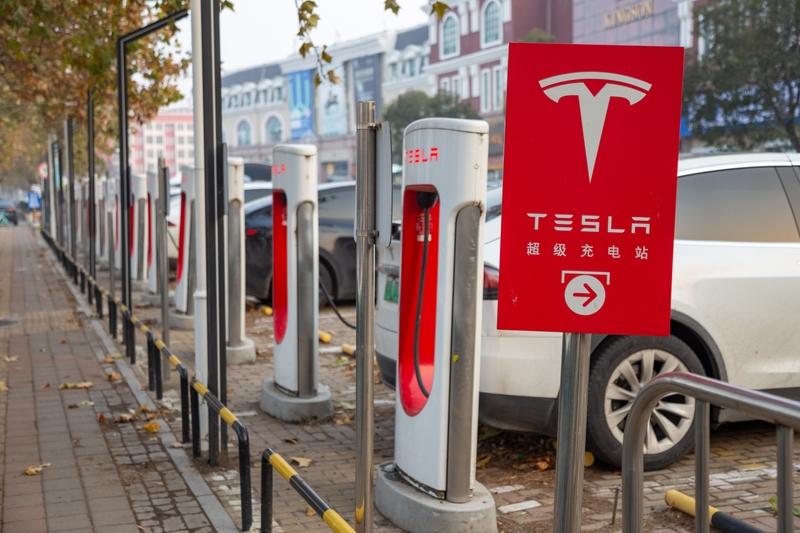 特斯拉中国超充站突破2500座，这可太牛了！截至目前，中国大陆有2500 +座超