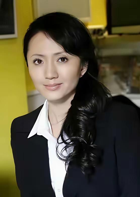 入行整整四十年，私生活干净零绯闻，从不炒作博热度。如今54岁，参演爆款剧无数，观