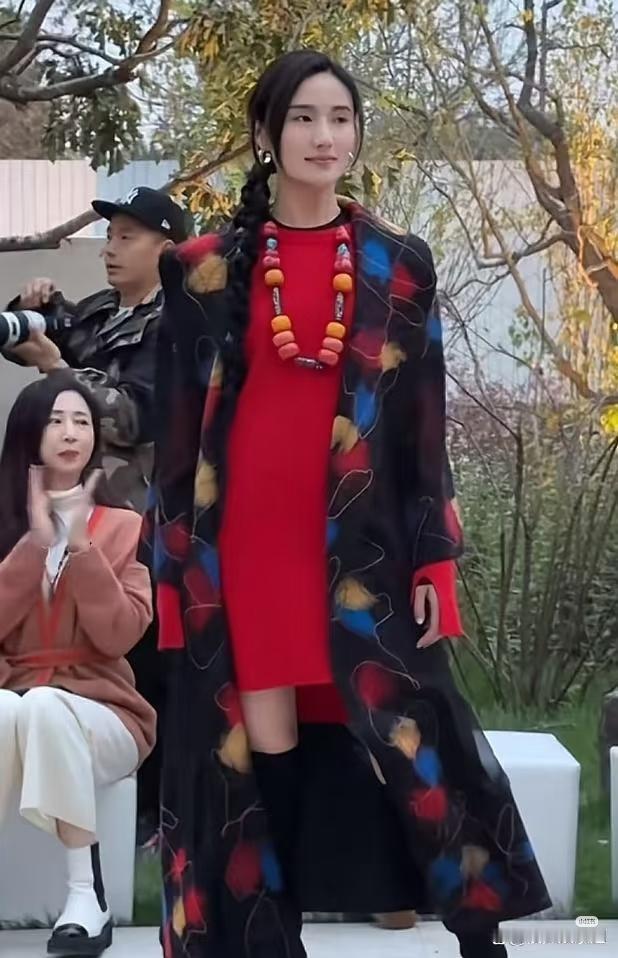 李亚鹏的前妻海哈金喜，
不查不知道，
​一查才知道，原来是块被
婚姻耽误的“宝藏