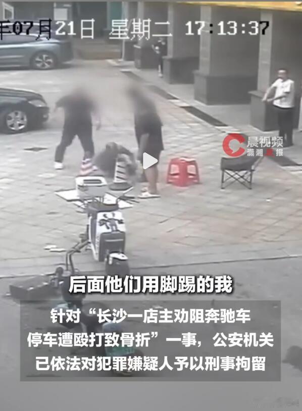 无理还要犟三分的人确实不少，在别人店铺门口停车本来就不太地道，起码也要跟店主人打