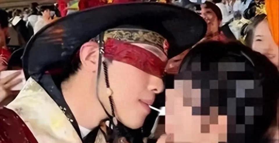 景区NPC擦边涉嫌违法违规小黄鱼一直是兢兢业业，互动的人也都是主动奔着他去的，结
