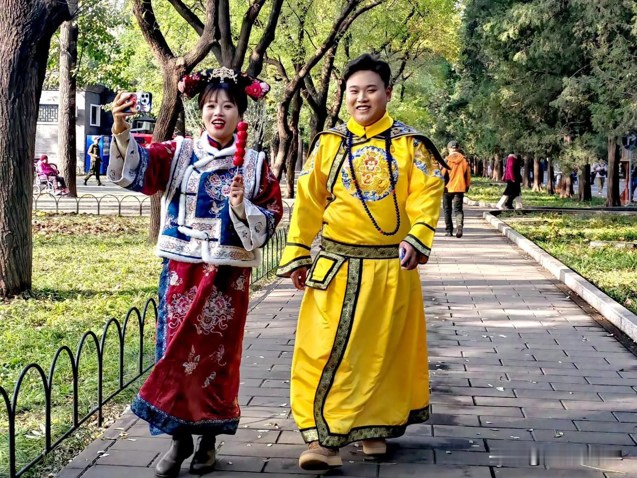 顺颂时祺，秋绥冬禧 ！ 天坛公园的阿哥、格格给您请安了！ [耶][耶][耶]
