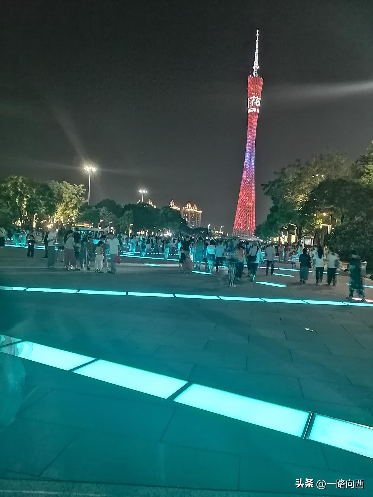 广州花城汇人特别多，2026年7月24号天气那么热也挡不住游玩的心！