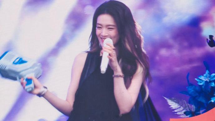 陈昊宇泡泡岛舞台陈昊宇也是在家门口唱上了 福州囡囡回家了。陈昊宇泡泡岛全开麦舞台