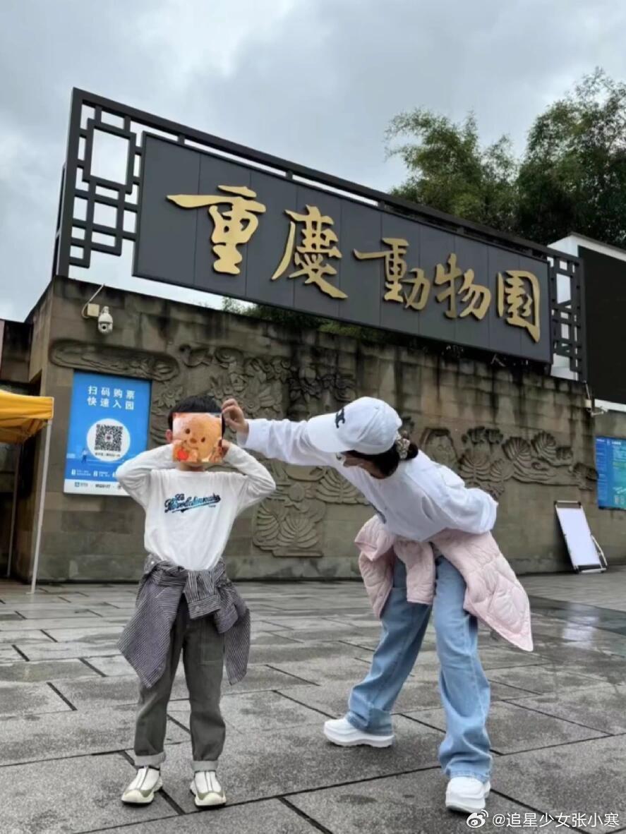 全网都在夸！赵丽颖背儿子想想逛公园，对想想呵护备至，赵丽颖带儿子想想公园玩耍的场