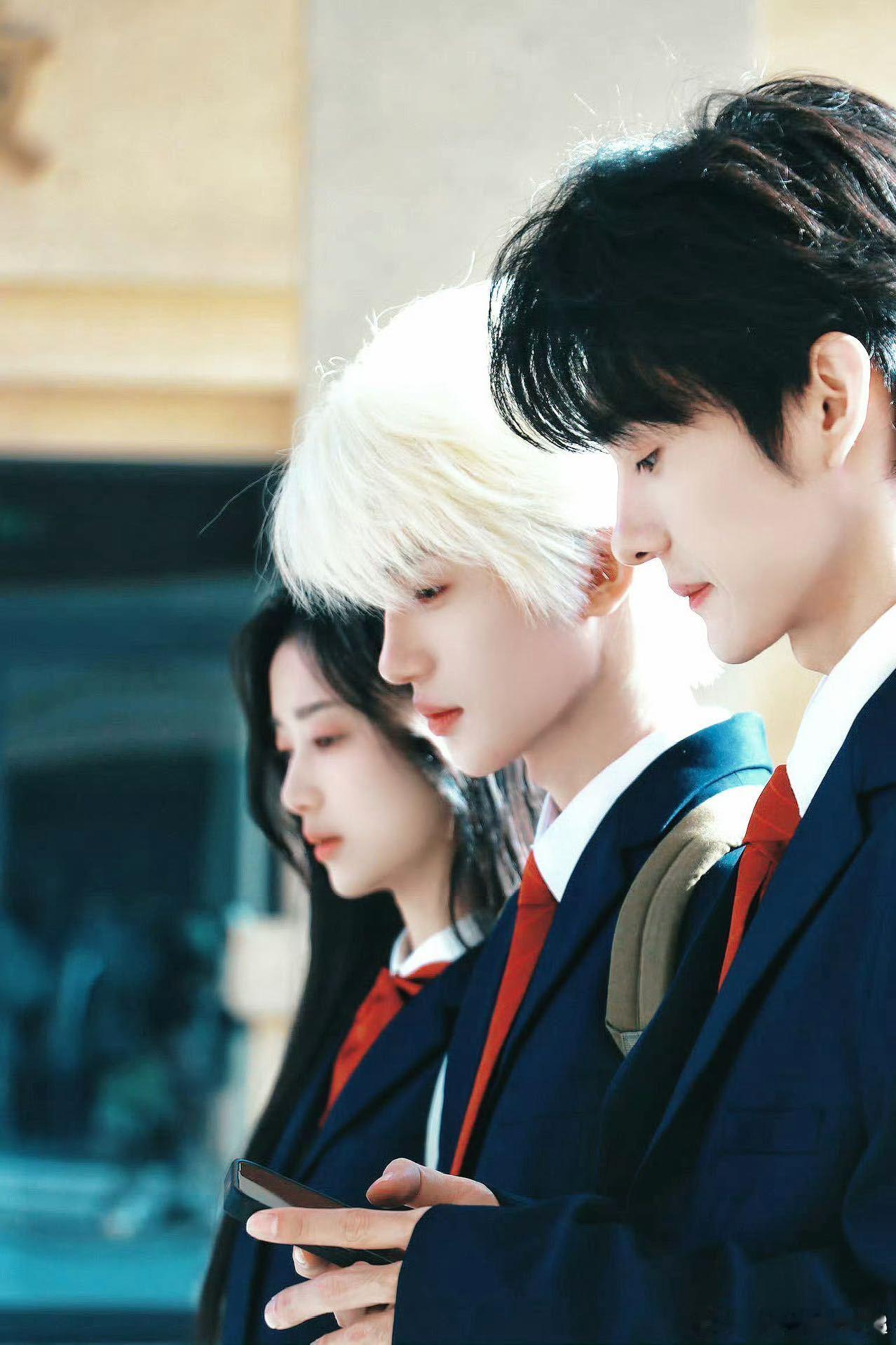 短剧从哪找来这么像的三张脸 从眉眼到脸型都有种莫名的相似，短剧是怎么找到这么合适