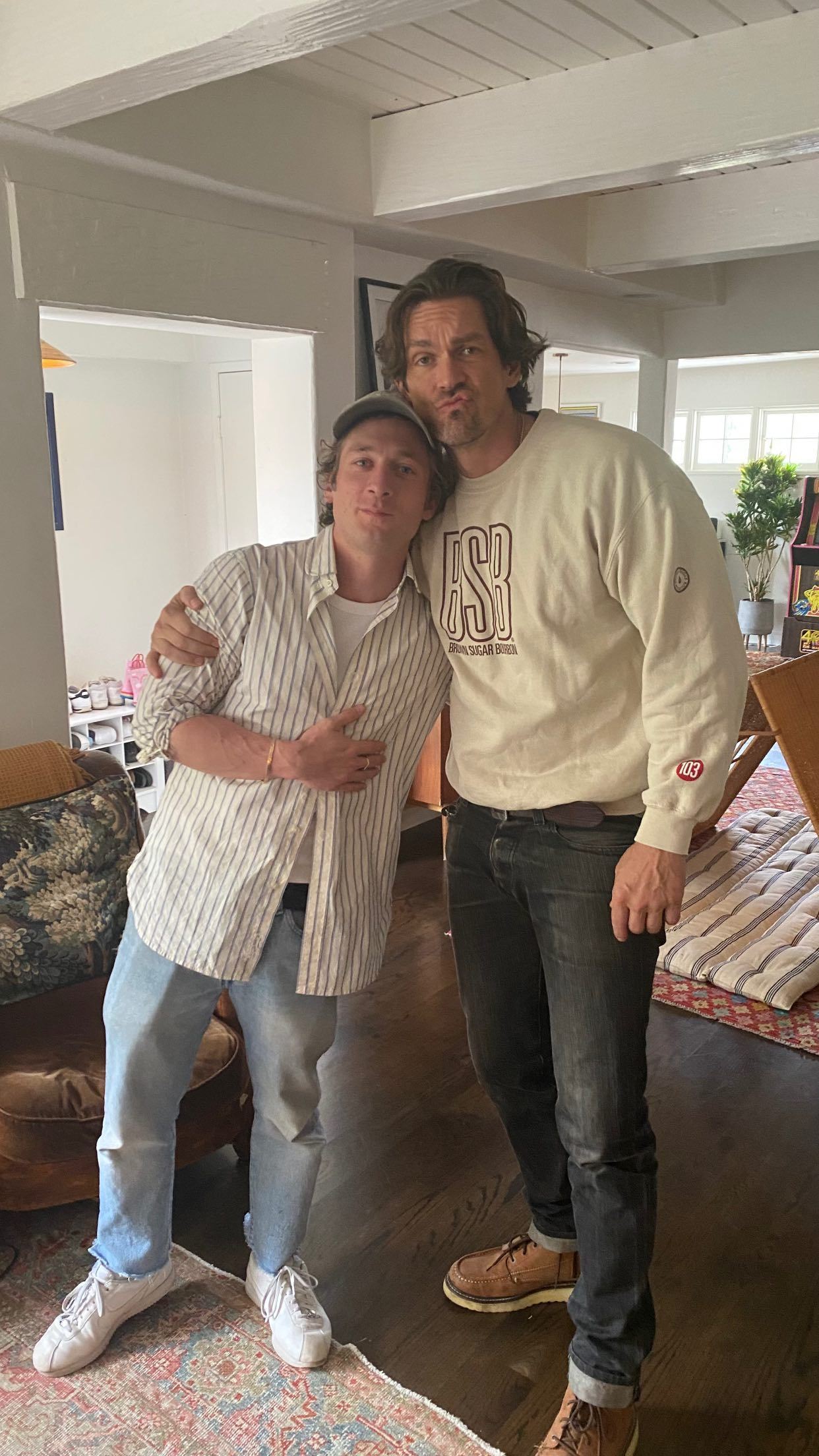 无耻之徒Kevin 分享和Lip唇哥新合影，Jeremy Allen White